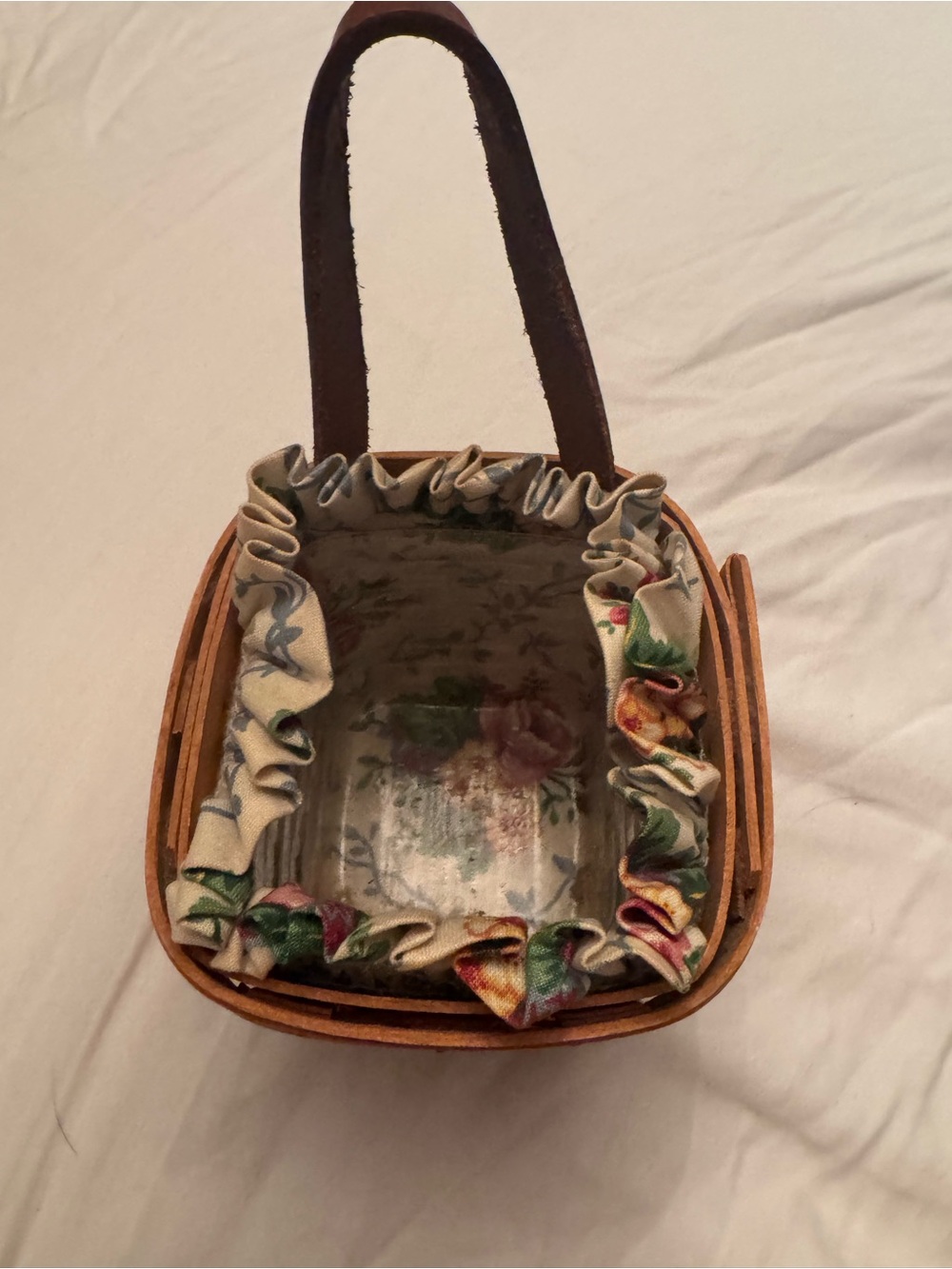 Longaberger Chive Basket 1996 with Floral Ruffle Liner and plastic liner - Picture 2 of 8